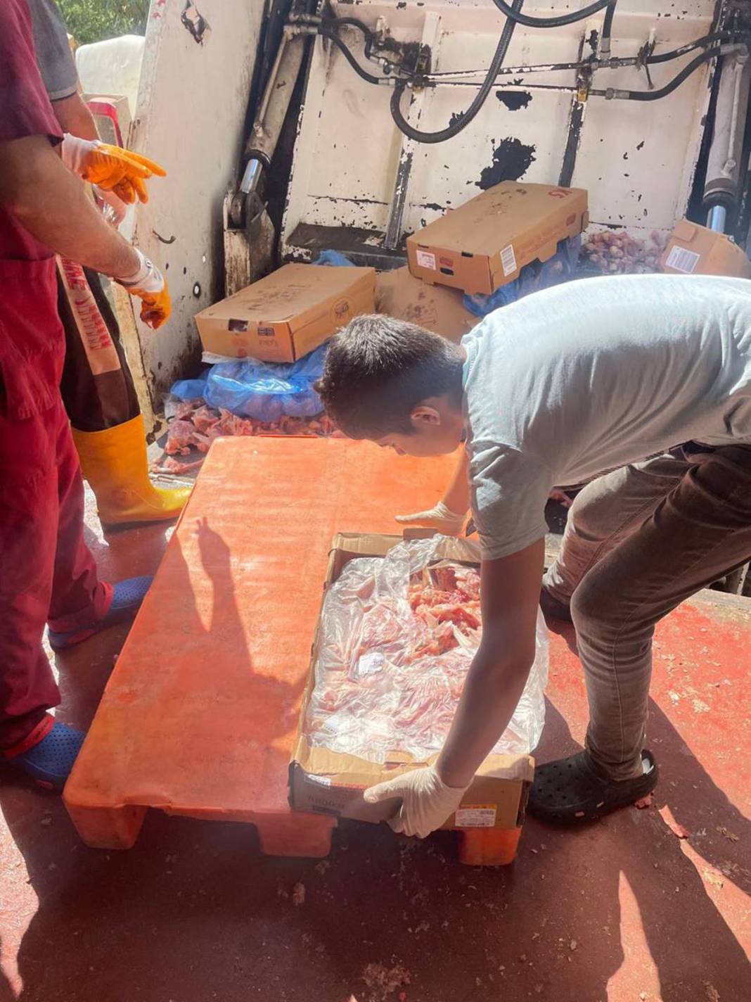 O kentte 17 ton çürümüş et ele geçirildi! Restoranlara satmak üzereyken yakalandılar 3